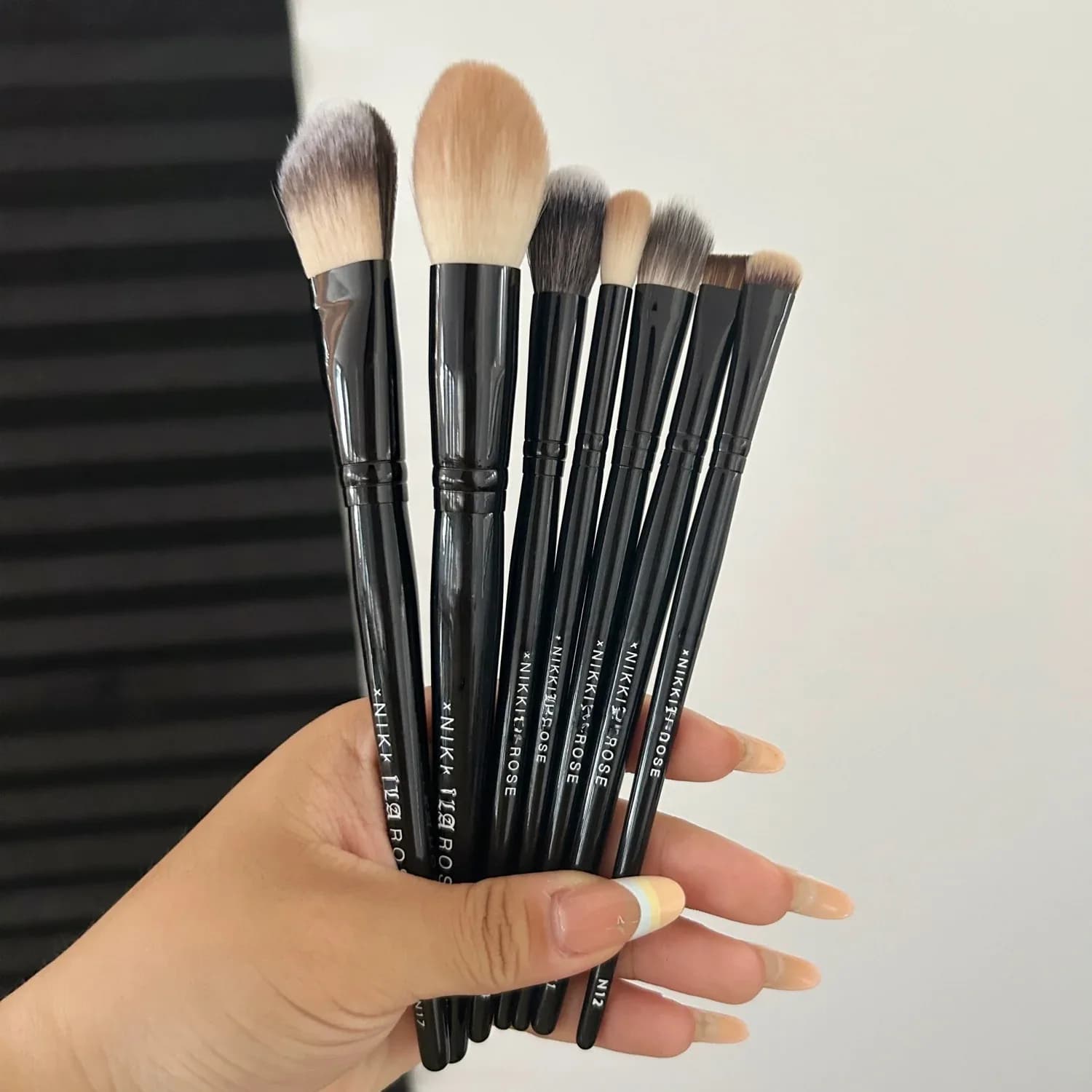 مجموعة فرش مكياج BKNikki Pro Artist 7 قطع، فرش احترافية للوجه والبودرة والبلاش