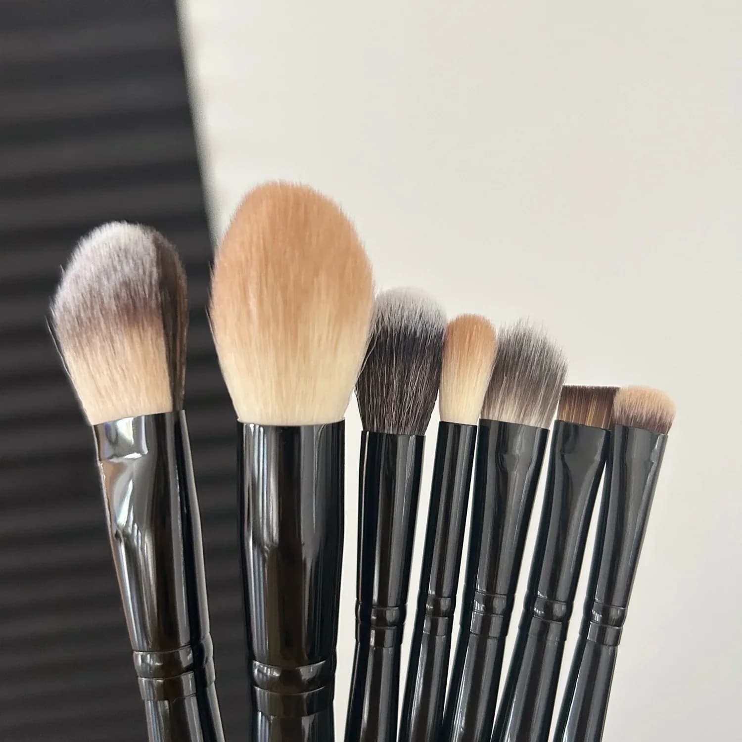 مجموعة فرش مكياج BKNikki Pro Artist 7 قطع، فرش احترافية للوجه والبودرة والبلاش