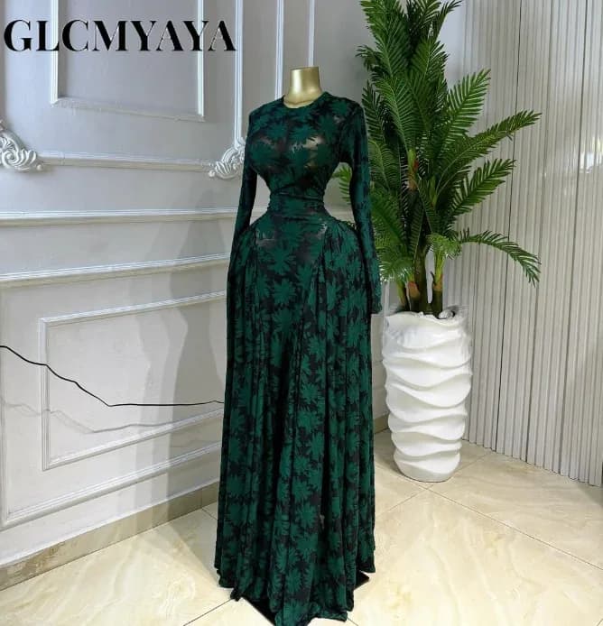 فستان نسائي طويل من CM.YAYA بياقة دائرية وأكمام طويلة مع طيات داخلية وتصميم