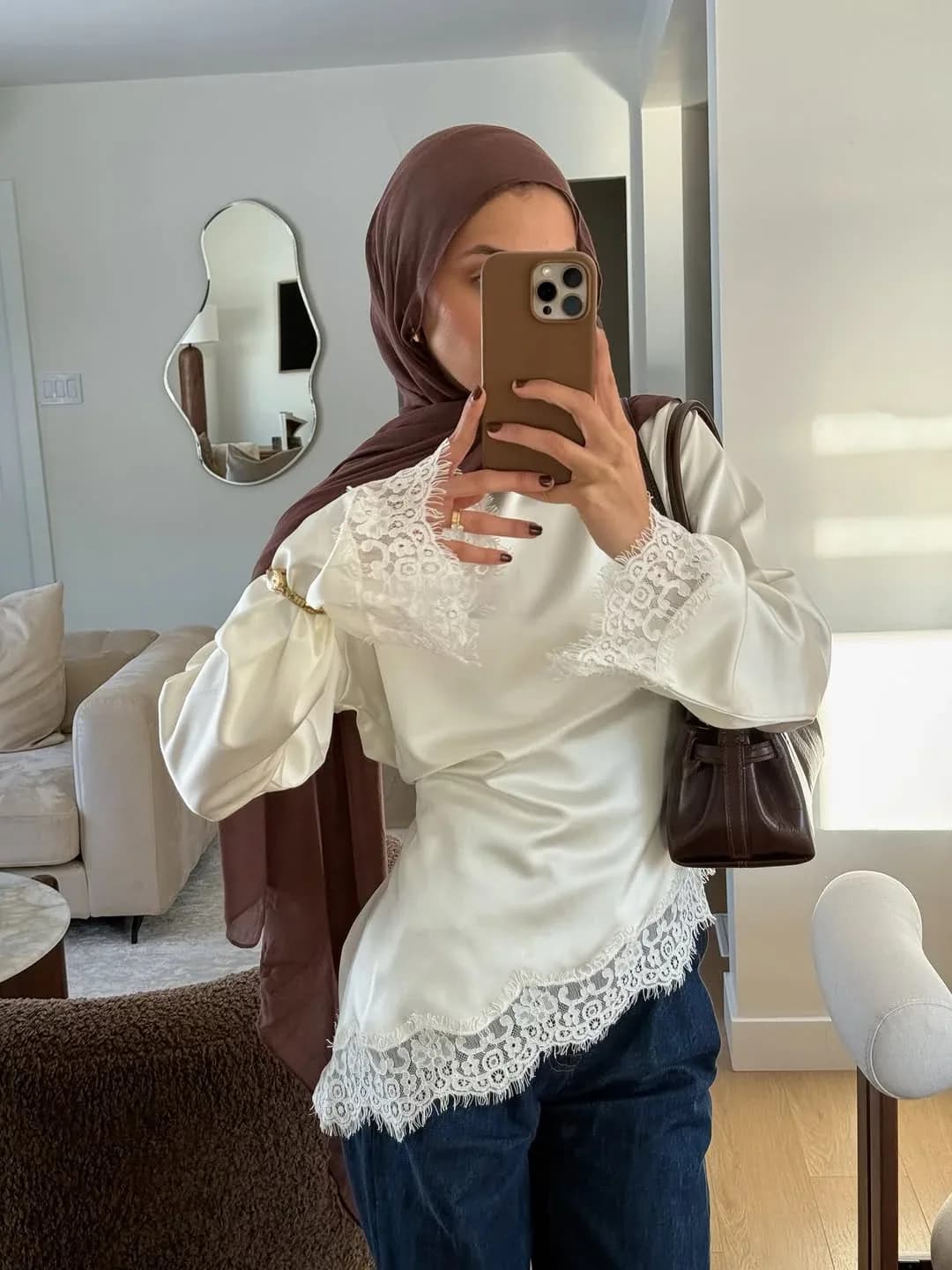 بلوزة نسائية أنيقة من الساتان والدانتيل بياقة دائرية وأكمام طويلة فضفاضة، قميص