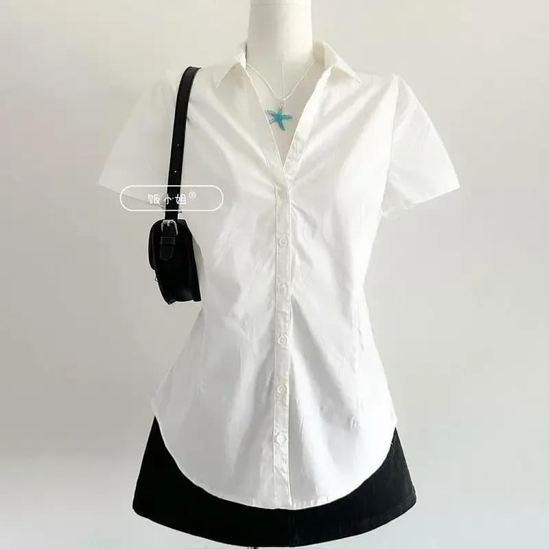 بلوزة عصرية على طراز Preppy بياقة مقلوبة وياقة على شكل V وأكمام قصيرة تناسب كل